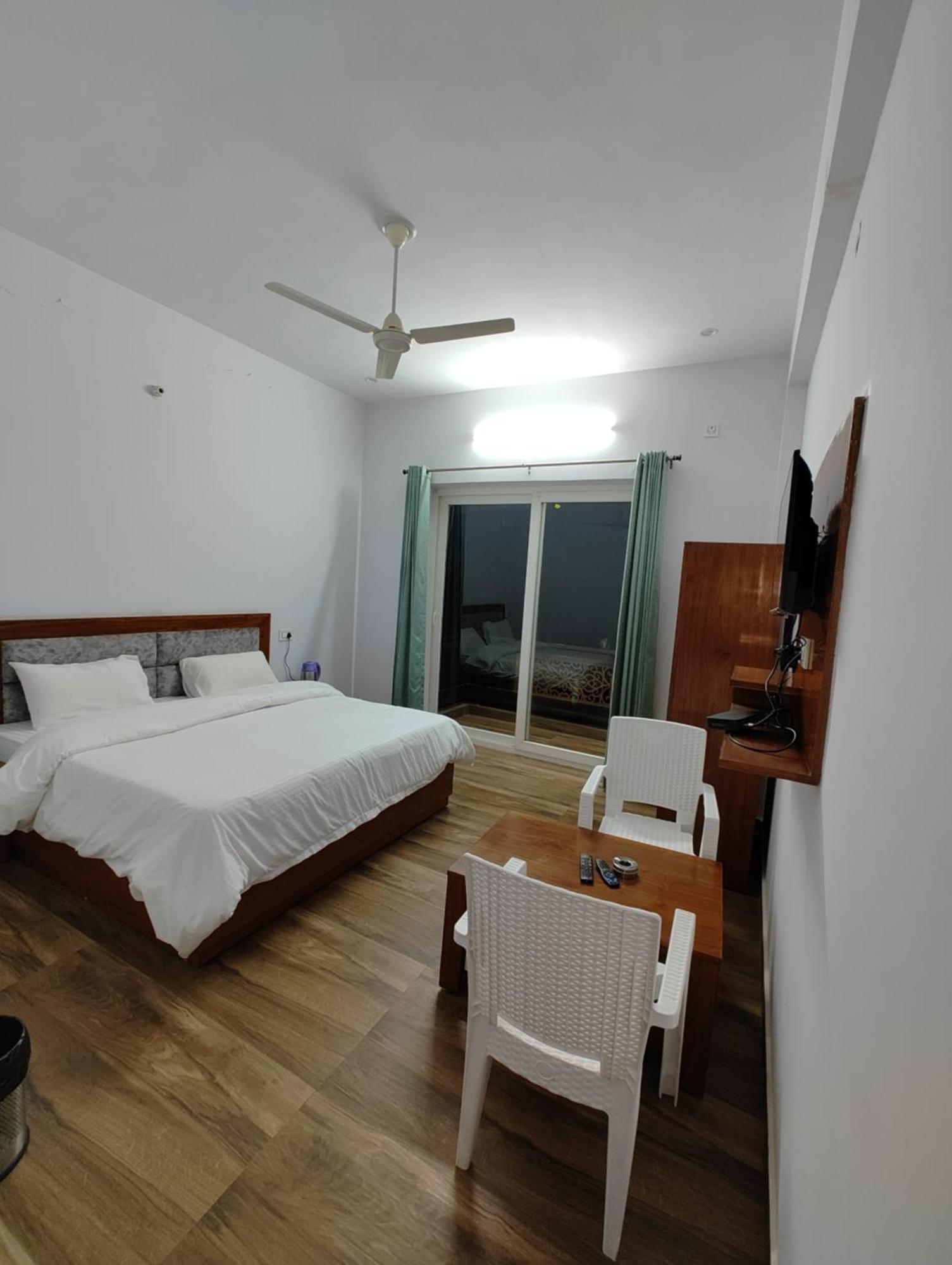 Hotel Anantam Residency Uttarkāshi Pokoj fotografie